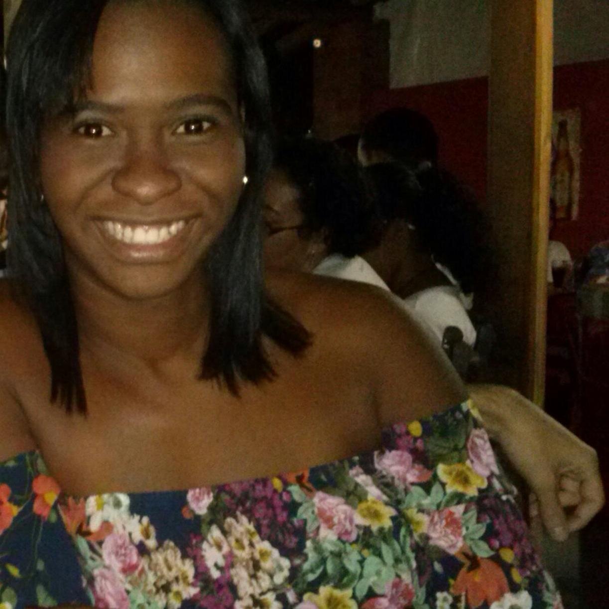 Botafoguense apaixonada, petroleira... O sorriso que ofereceres, a ti voltará outra vez.