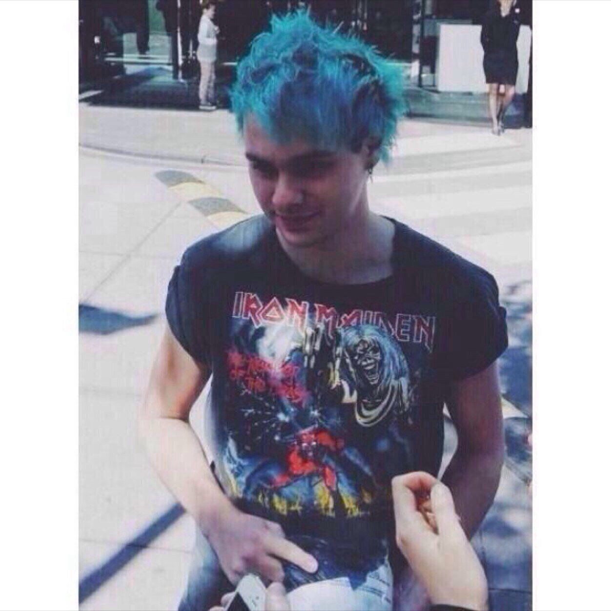 Follow @_carlieeeeee because she gave you this free follow :)