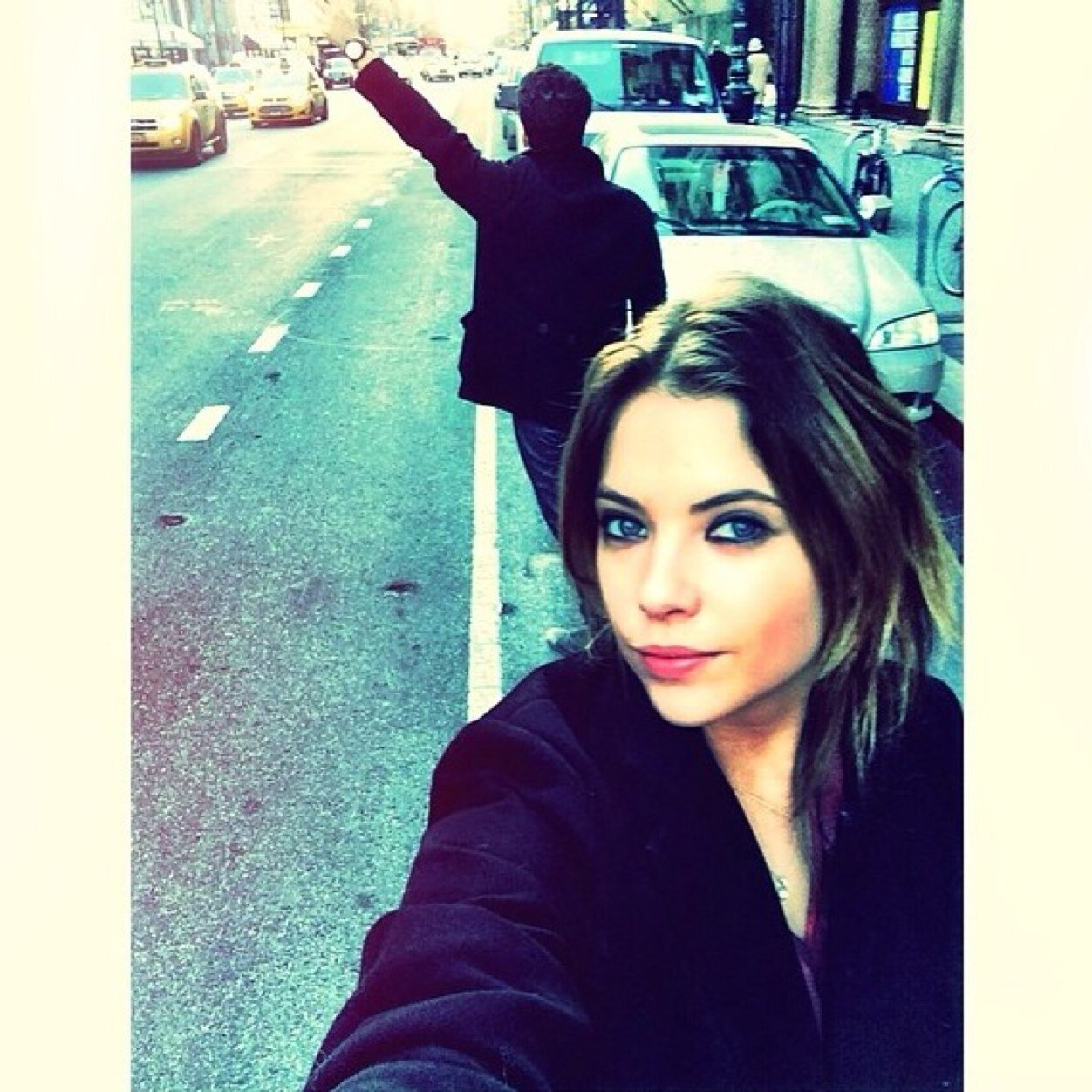 itsdaisybenzo's profile picture. Who would really choose a daisy, in a field of roses?