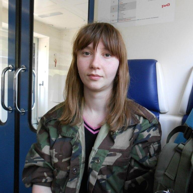 Слушаю музыку, увлекаюсь эзотерикой, верю в себя, хожу в походы, пишу рассказики)))