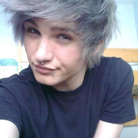 shy. single. looking for the right guy.  
^~^ BVB! SWS! PTV! my three favorite bands.