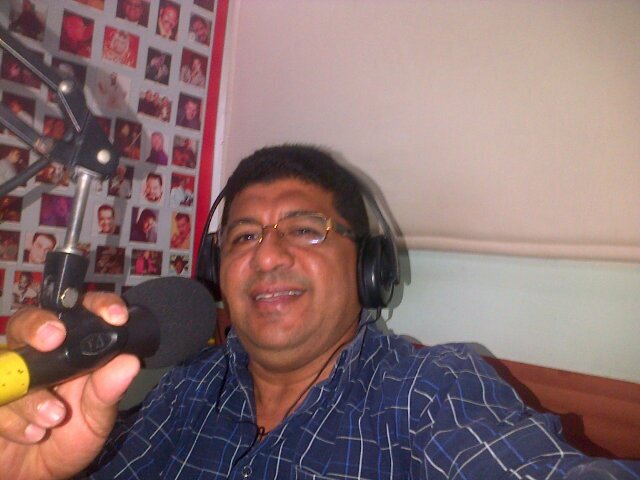 Nacido en valle de la pascua.  Lic en educacion y locutor profesional