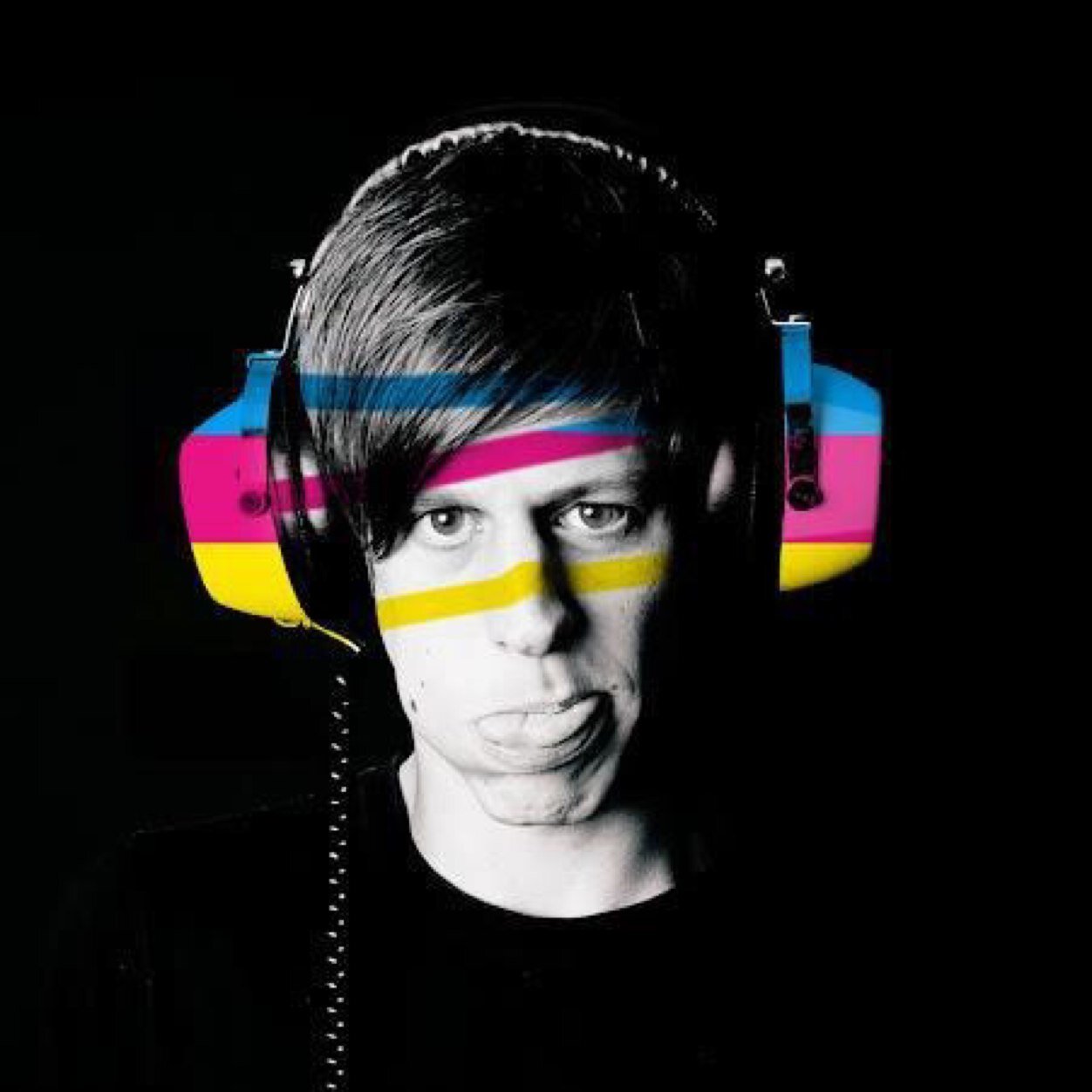 GAMEBOY LiveAct, DJ, :https://t.co/r9zQhIZG4u Grafic Freelancer,: https://t.co/KD4aHOI6mZ