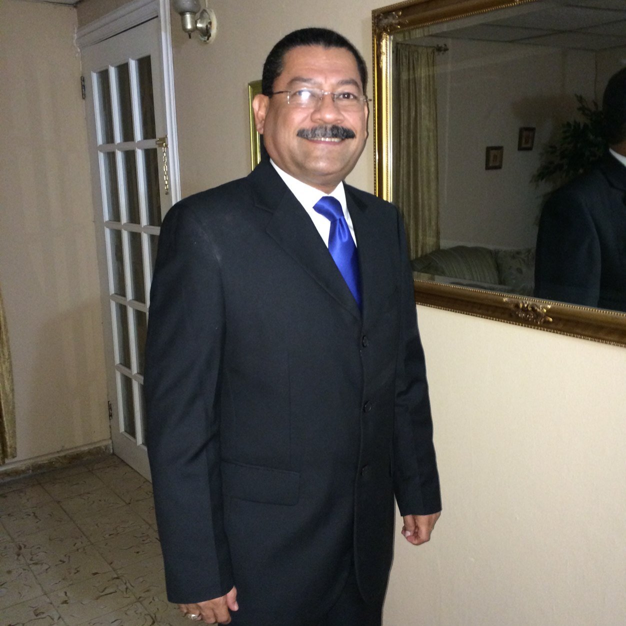 Arquitecto de profesión, más Músico por afición, Padre de Maribe y Bey Mario Jr, esposo de Beatriz.