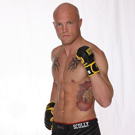 Lives in the desert, MMA for fun! married to a sexy wife!