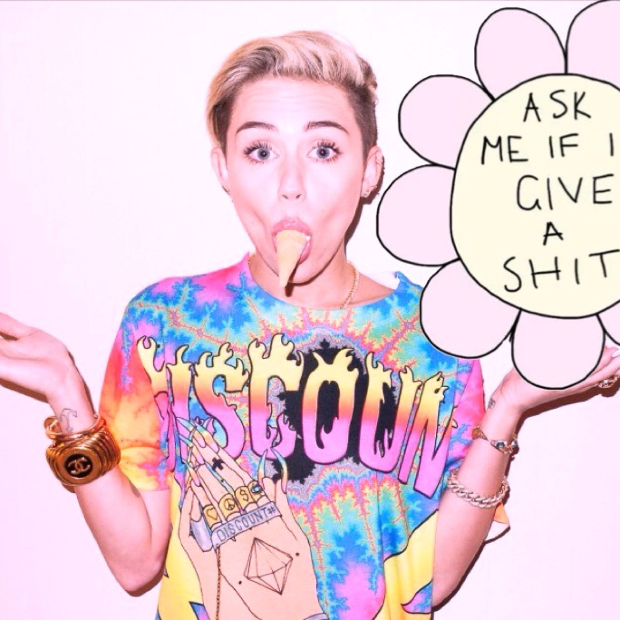 I LOVE MILEY RAY CYRUS AND YOU SHOULD FOLLOW ME ON INSTAGRAM @mileycyrusismybitch CAUSE I WILL LOVE YOU FOREVER⚙️💙,🧡