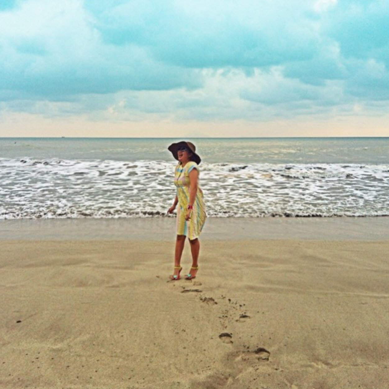 gynadear's profile picture. just simple as 4L : 
Live a life with 
Laugh a lots, 
Love them much, and don't forget to 
Learn mistakes.. :)