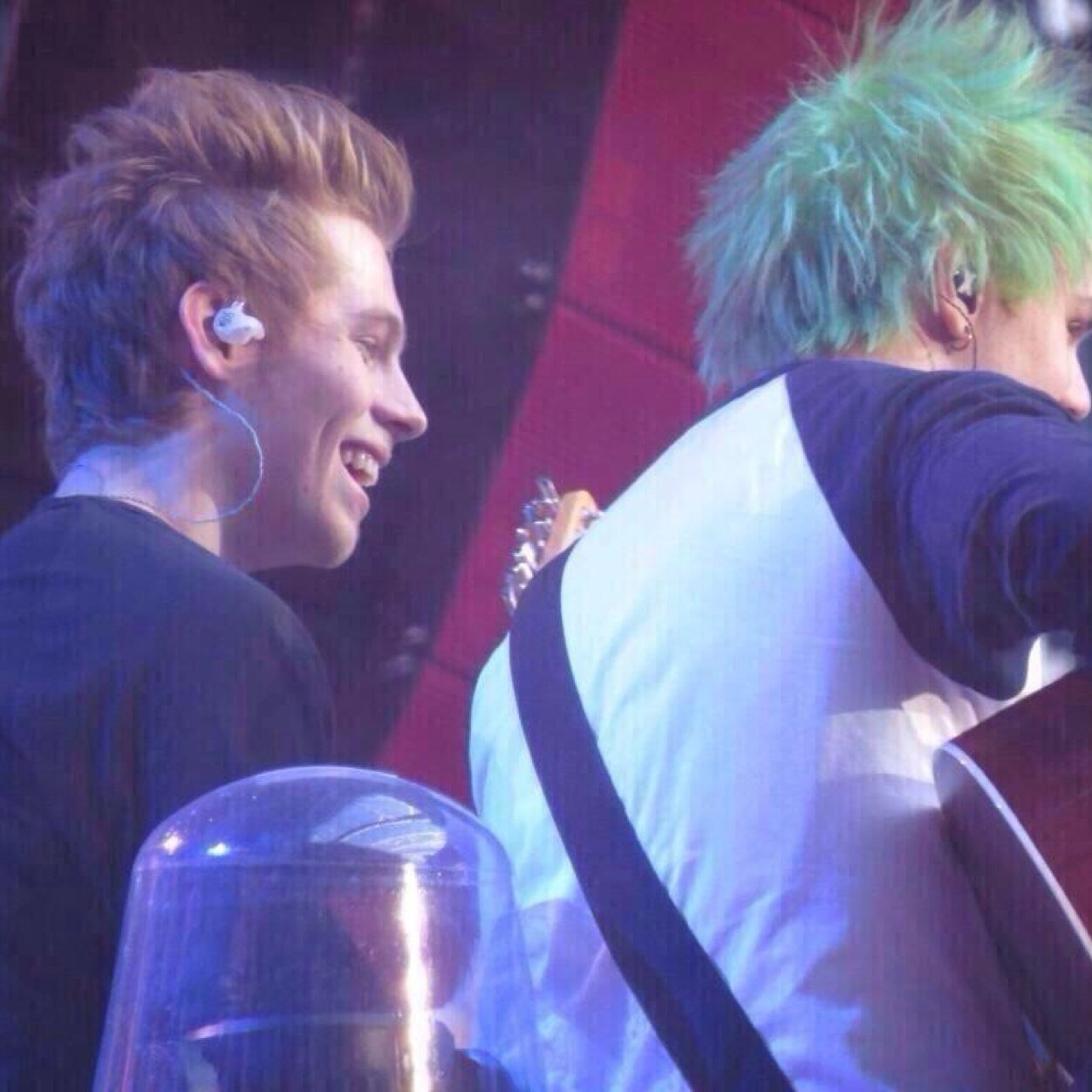TURN ON @5soshelpfollow NOTIFICATIONS FOR 5SOS FOLLOW UPDATES!! HELP THEM REACH 2k