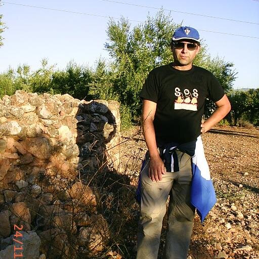 Geógrafo. Profesor en la Universidad de Alicante. Hombre del tiempo de Radio Alcoy. Diseñador del Museo del Clima de Beniarrés. Hijo y nieto de agricultores.