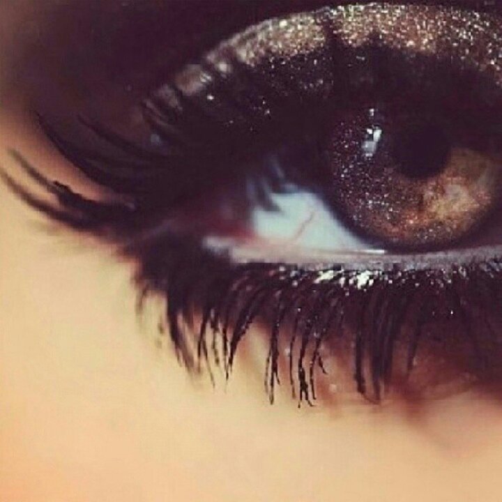انثى أنا ♡ قوتي في دموعي ودلعي في جنوني وثقتي تكمن في ذاتي اسرق القلوب ان تكلمت واجذب الأنظار ان سكتت وراقية جداً مفرداتي ♡