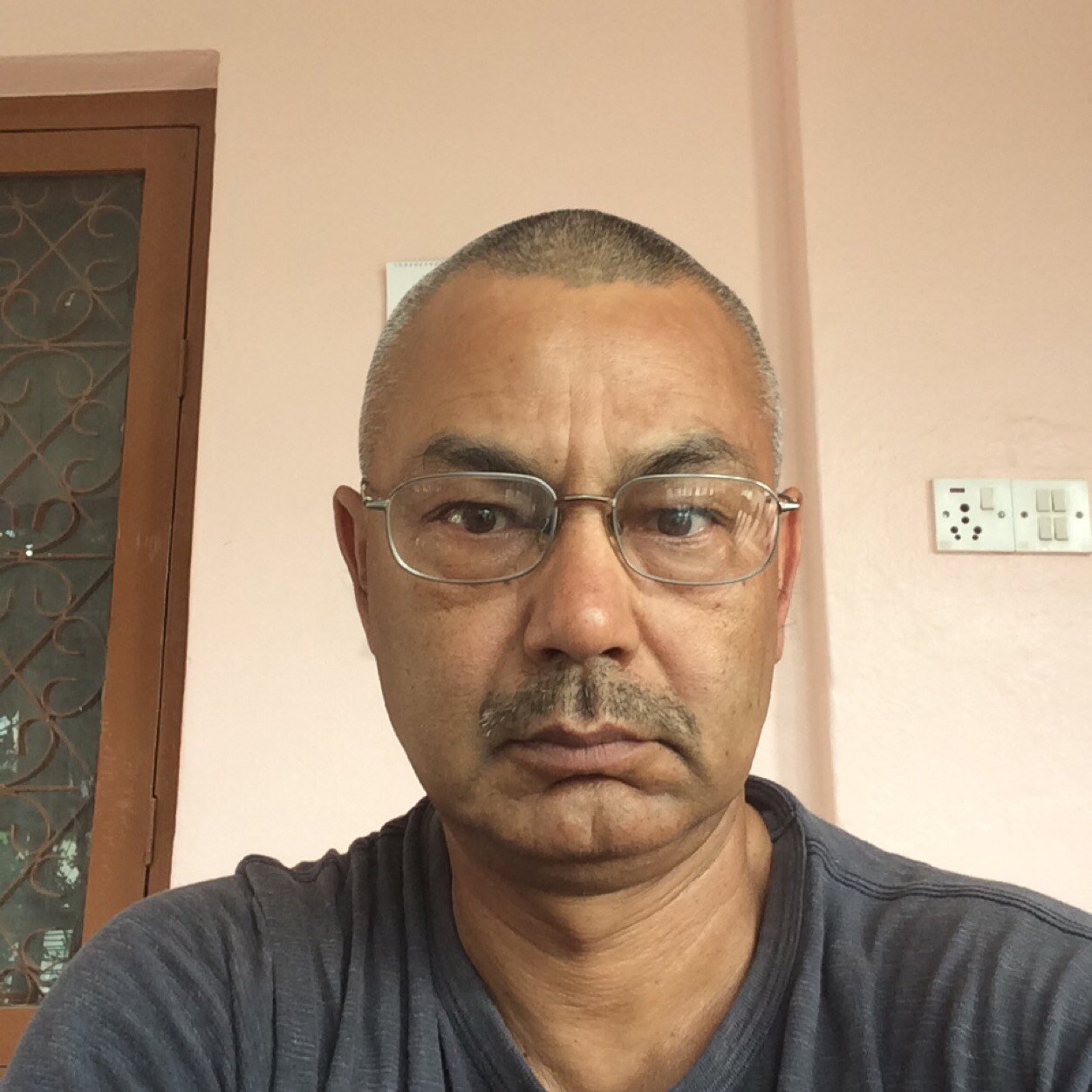 राष्ट्रकाे सिपाहि ..दिमाग,अाँखा,कान,मन,विचार बन्द गरेर कसैकाे पनि अन्धभक्ति नगर्ने,नचाहने ..दुधलाइ दुधै भन्ने, पानीलाइ पानी .. ठिक बेठिक छुट्याउन सक्ने,चाहने
