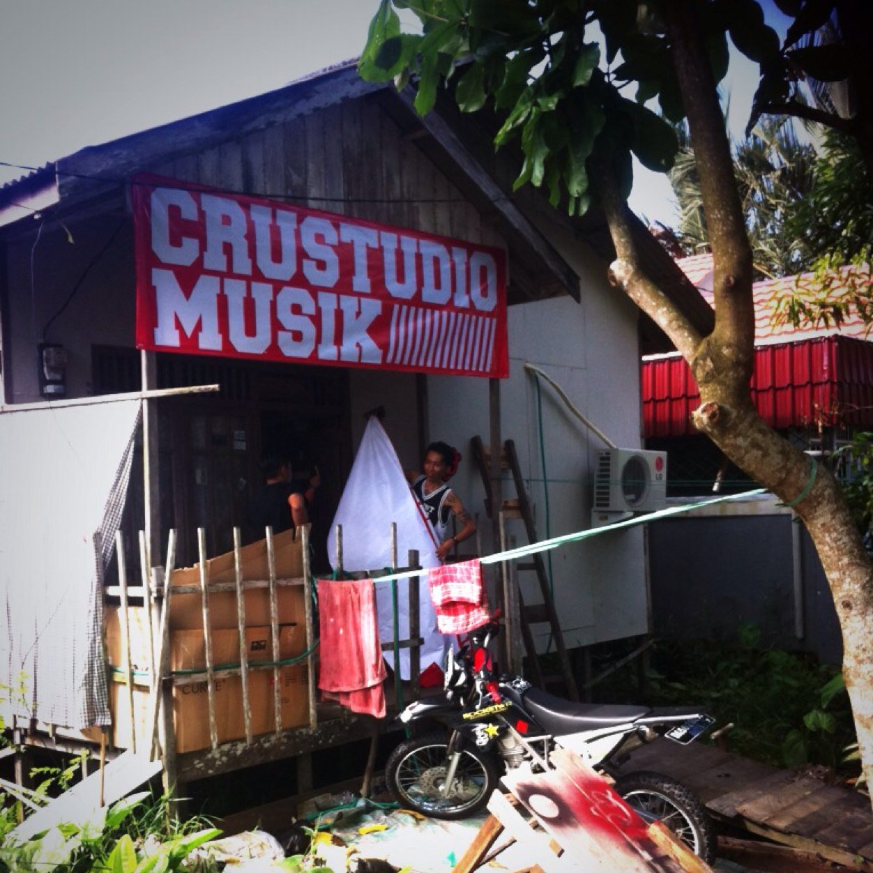 CRUSTUDIO MUSIK jalan trans kalimantan komp. griya permata per. persada permai jalur 1 no 59 info 087815565424 / 082153064666 buka jam 10.00 - 18.00