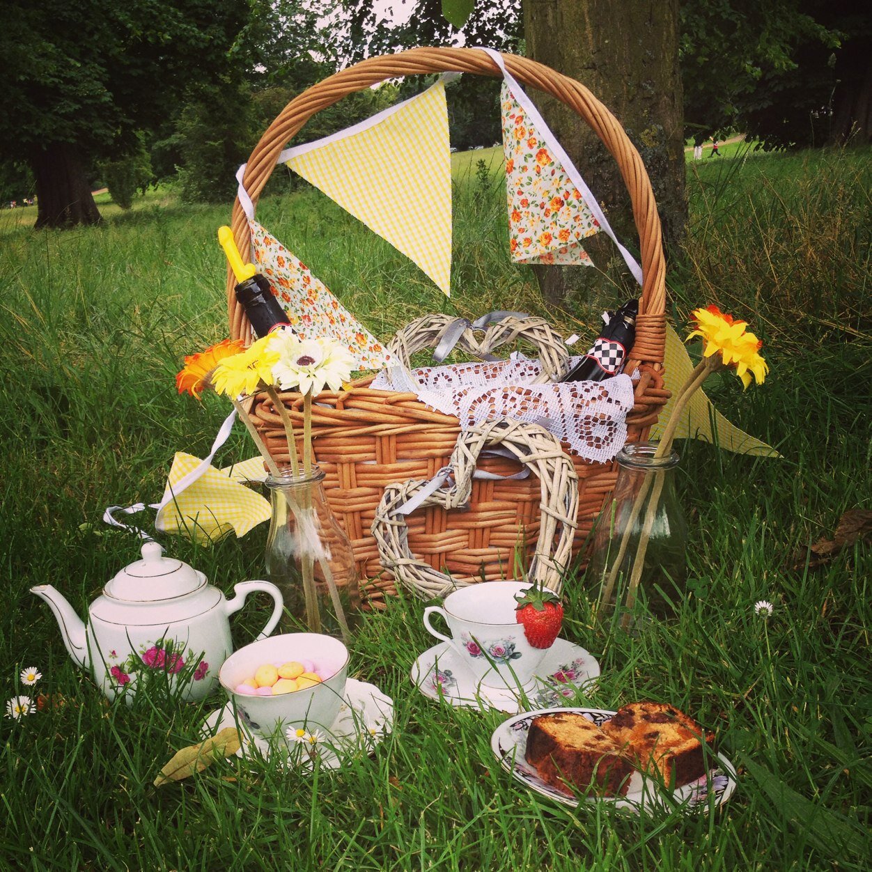 Fiftea’s is a tea party like no other. We endeavour to take you back in time for a tea party you and your guests will never forget. Instagram - fifteasoffical