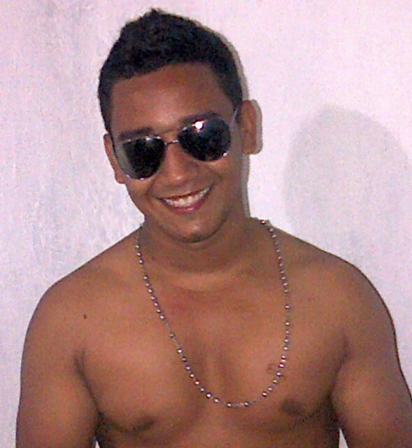 Una de las cosas mas tristes de la vida es decirle adios a una persona cuando enrealidad no quieres que se vaya........2A8D7FD1