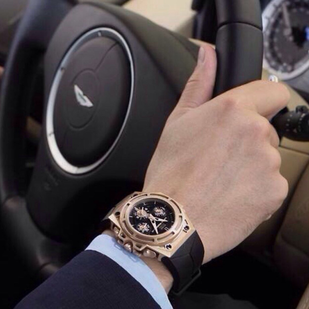 ملوحة البحر لاتتأثر مع كثرة المطر فكن كالبحر لايتأثر بكلام البشر, ولا تكره أحدا ابدا فكل من آذاك أعطاك درسا على طبق من ذهب وهو لايعلم