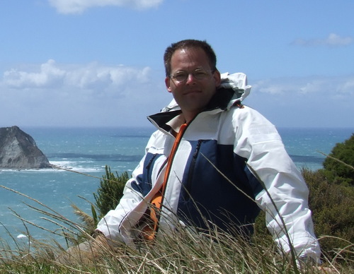 Independent ict/network architect and consultant. Loves working on prog. networks, complex ict/networking problems and innovative solutions inc. financials.