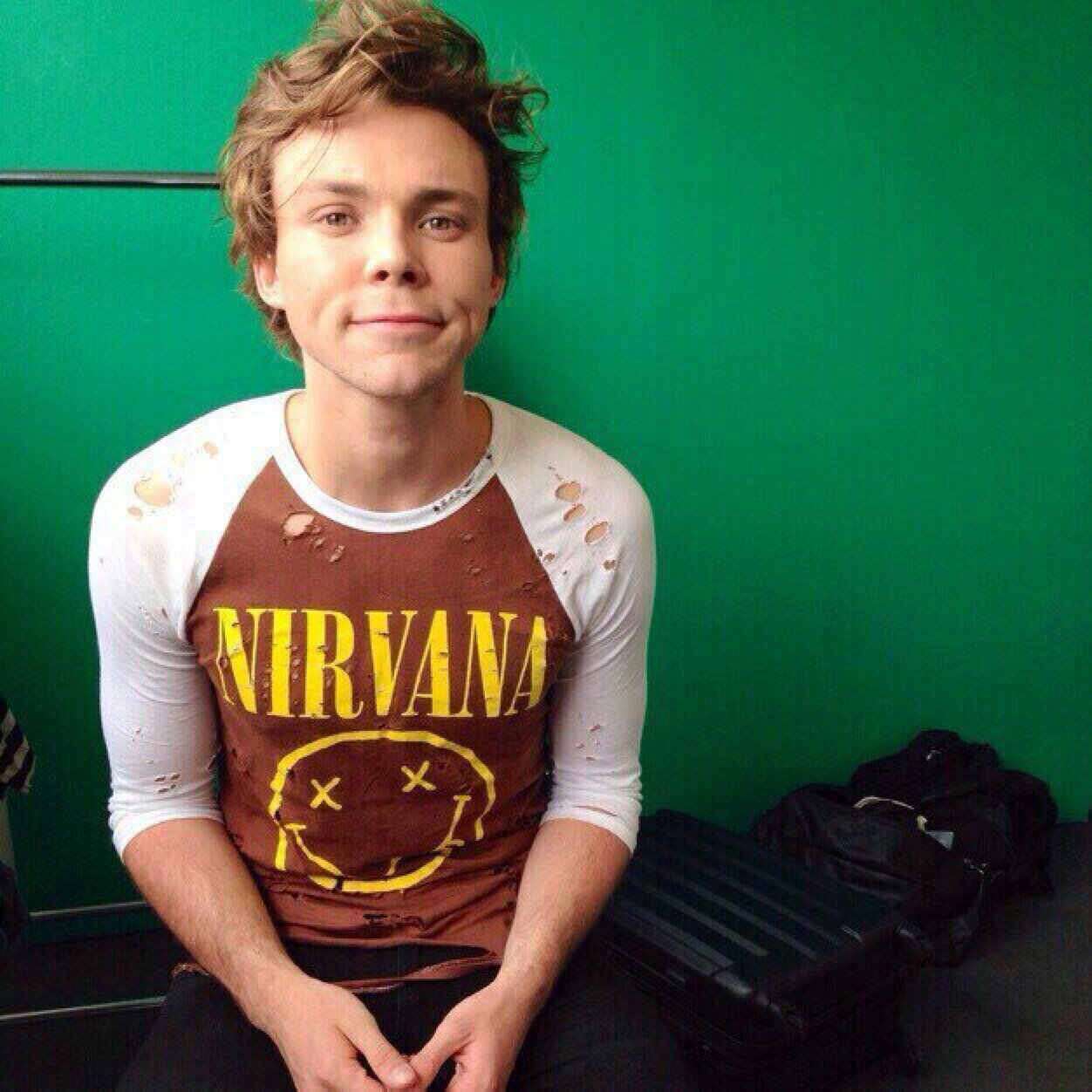 Hi! My name is Stephie! I LOVE 5SOS!!! Please go follow my main account @Stephie_HS •Belgium•