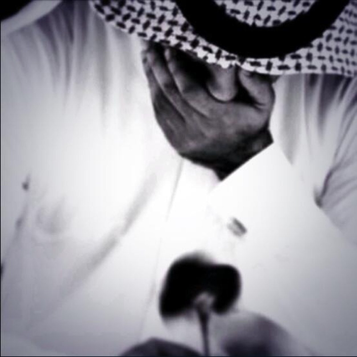 مغربي , اعلامي ف mbc ,امي امريكية لم اراها منذ سن الخامسة , اؤمن بأشياء كثيره منها انه بامكانك الكذب هنا على ناس لا تعرفهم كالذي فعلته للتو..!