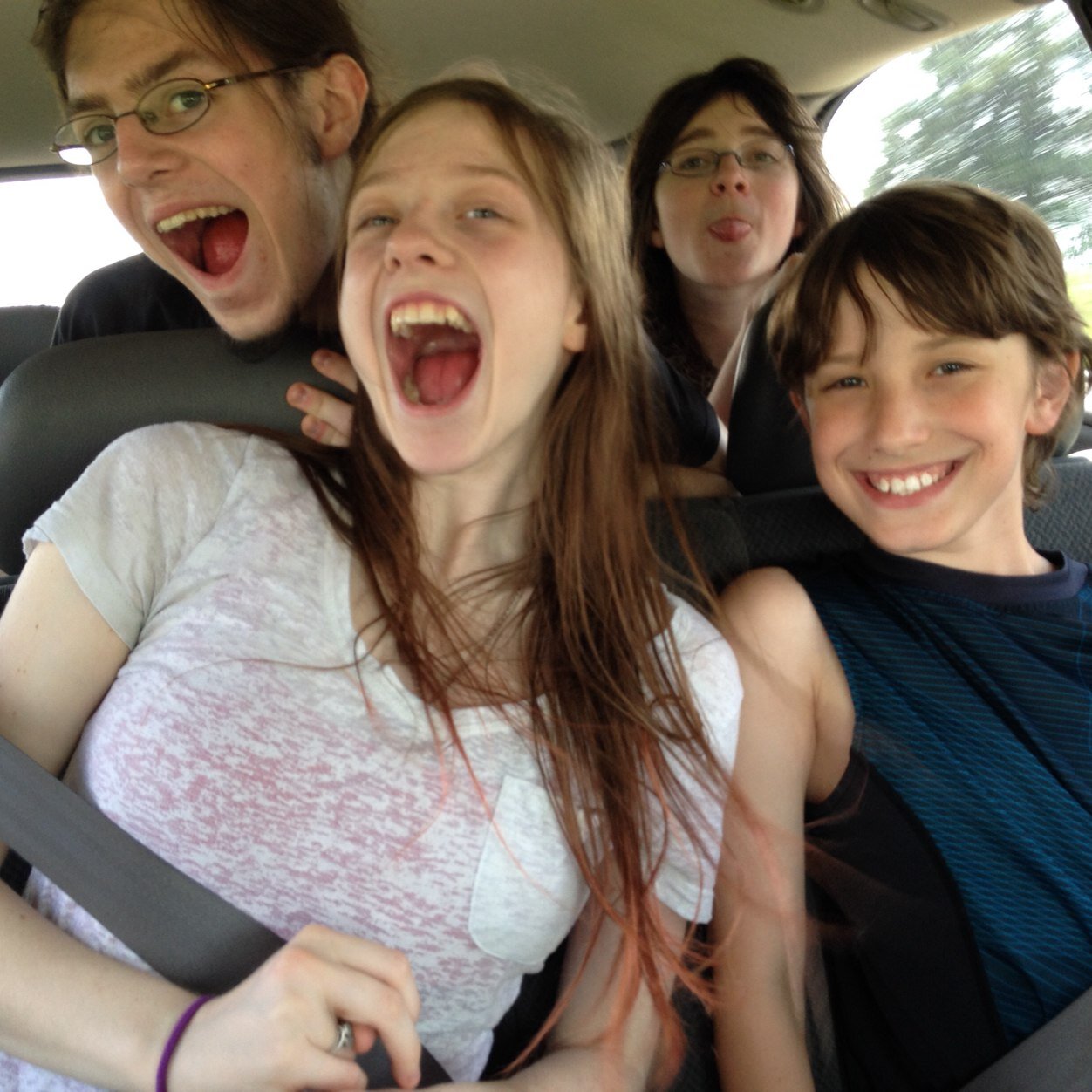 Neveroni's profile picture. Mother of four kids...that pretty much sums it up.