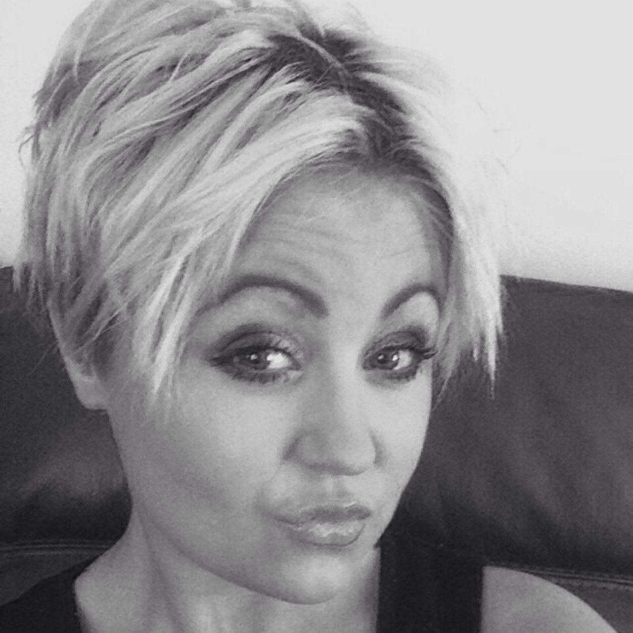 Hi I'm dems, i like to have a laugh with ma mates, shopping, etc wanna no me better follow me and il follow you bk :)