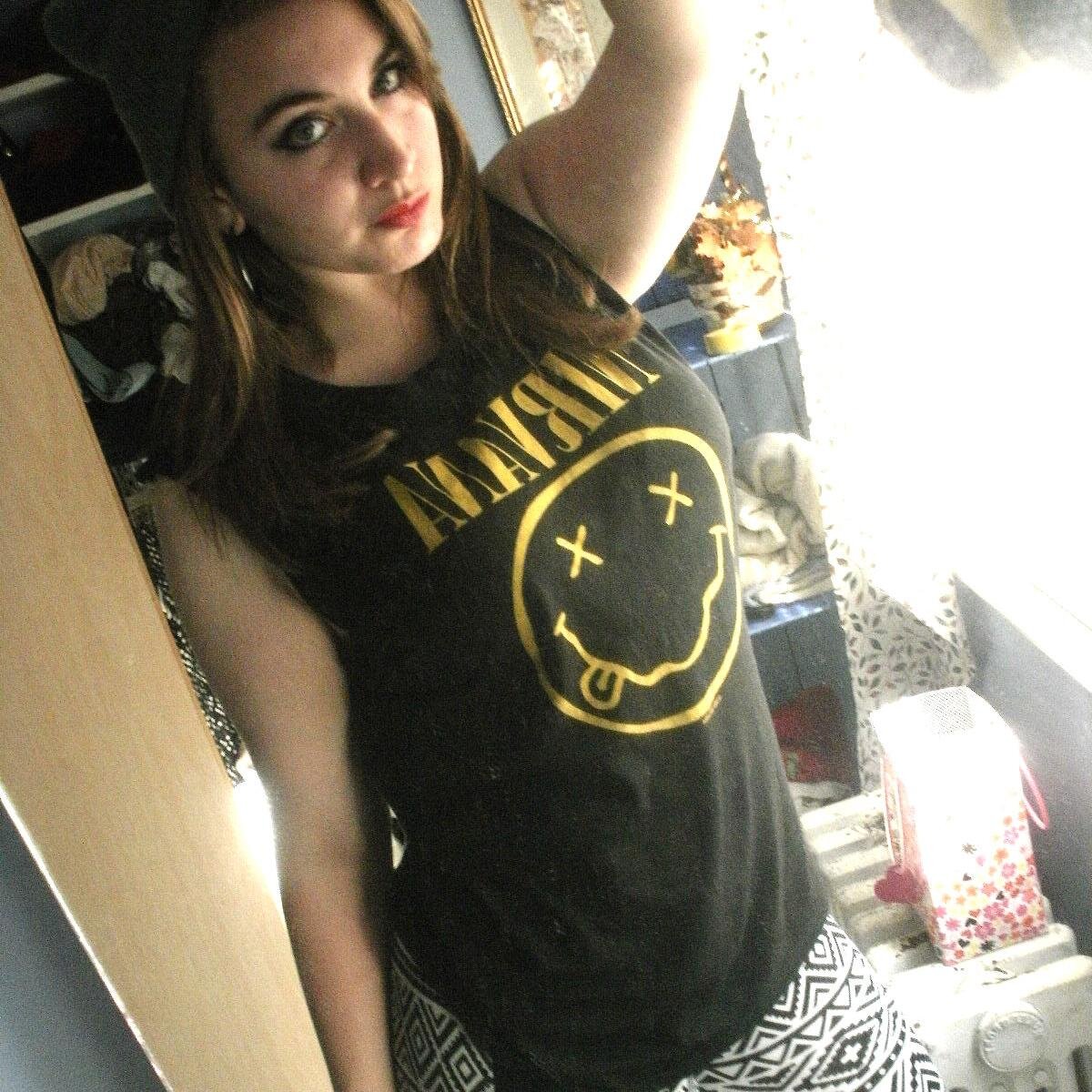 I reside in New York, Dancer, show goer, pop punk princess.