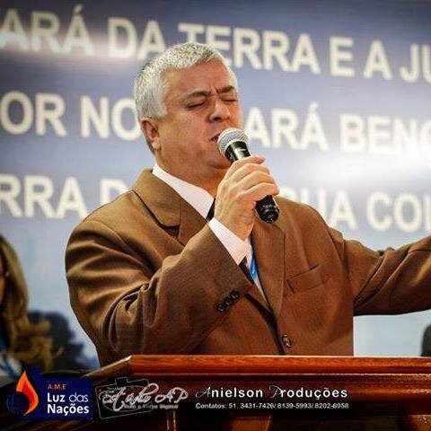 Elevo meus olhos para o monte : de onde me vira meu socorro ? Meu socorro vem do Senhor que fez o céu e a terra . Salmos 121; 1 ,2