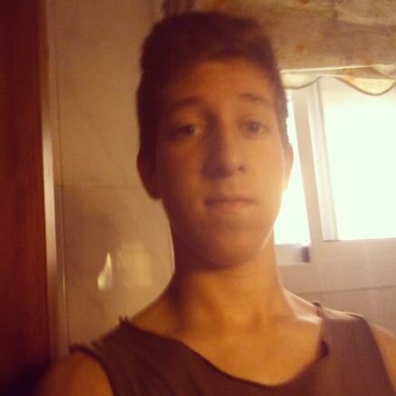 96. Estudiante de 2° de bachiller. Mi mundo se resume en dos palabras Deporte y Musica. No desaprovecho oportunidades y lucho por lo que quiero