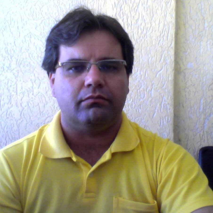 Sou louco por futebol, vascaíno sempre, toco violão, instrutor de informática, sou de ambiente mais caseiro, gosto de cinema, sou católico.