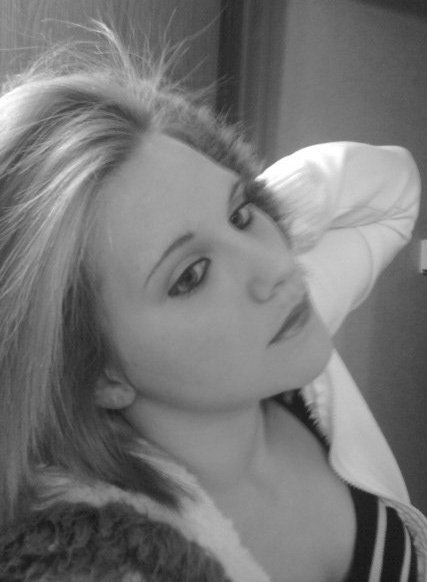 Dreaming to the clouds, holding on sunshine. I'm a singer songwriter from Florida with a dream, I'm chasing as far as the moon and back again.