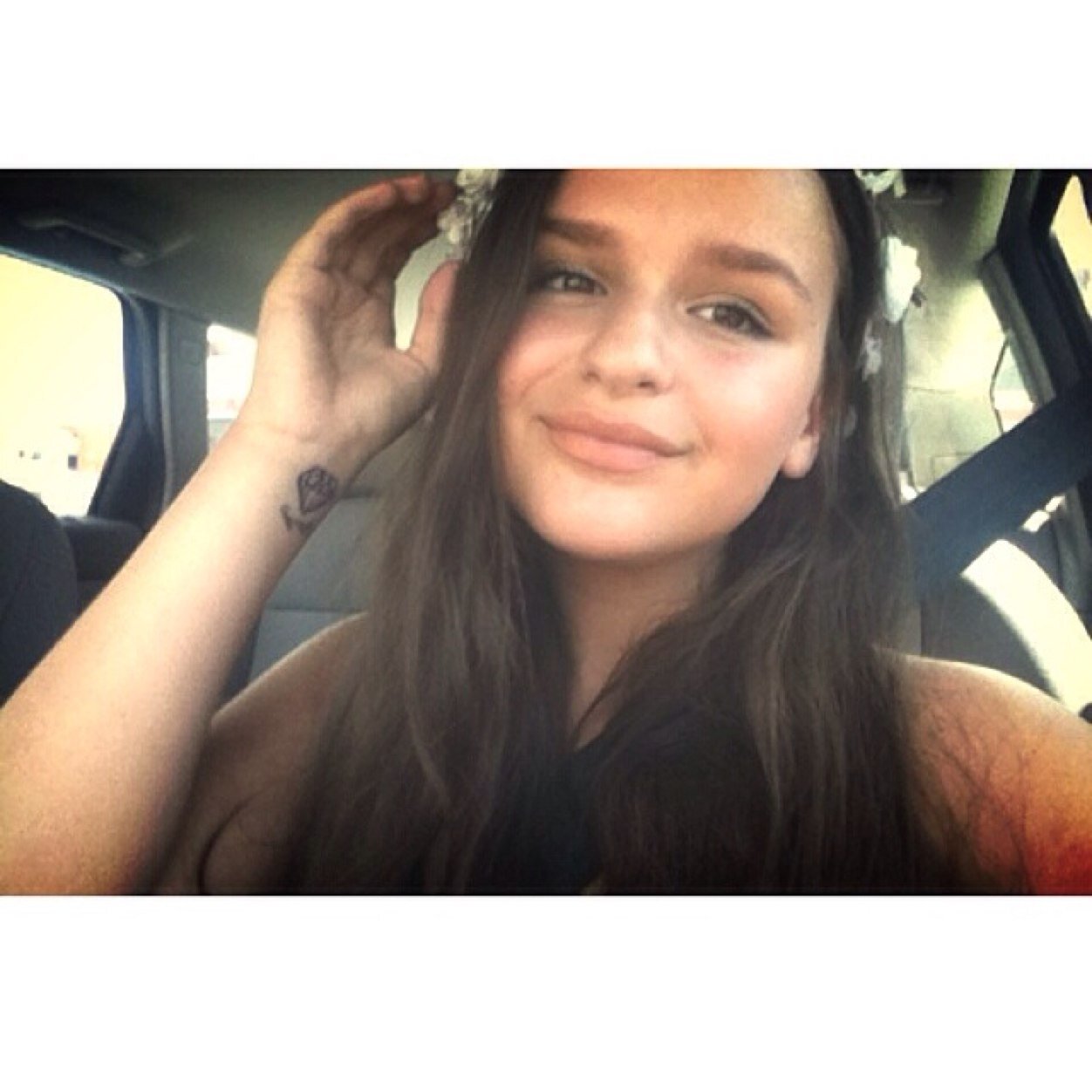 Hi! I'm a girl who LOVES the magcon and O2L boys!! I really want them to notice me! Follow me for tweets everyday! Soo YAAASSS!