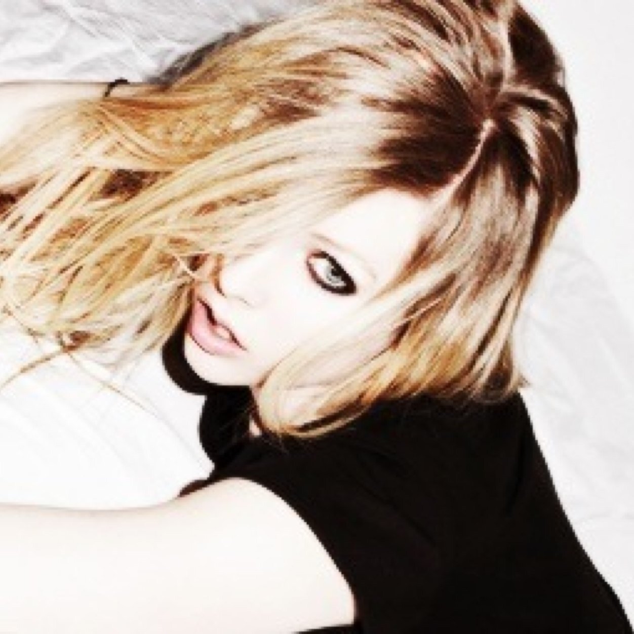 ☠ Primera cuenta de apoyo a @AvrilLavigne en @StarClubSpain, @MegaStarSpain. Sígueme en @xbindyourlloydx ☮