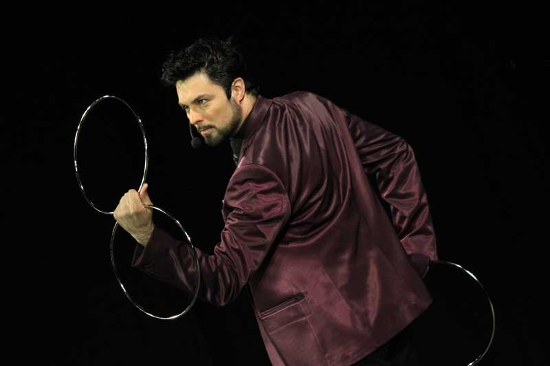 Illusionista ed attore professionista.