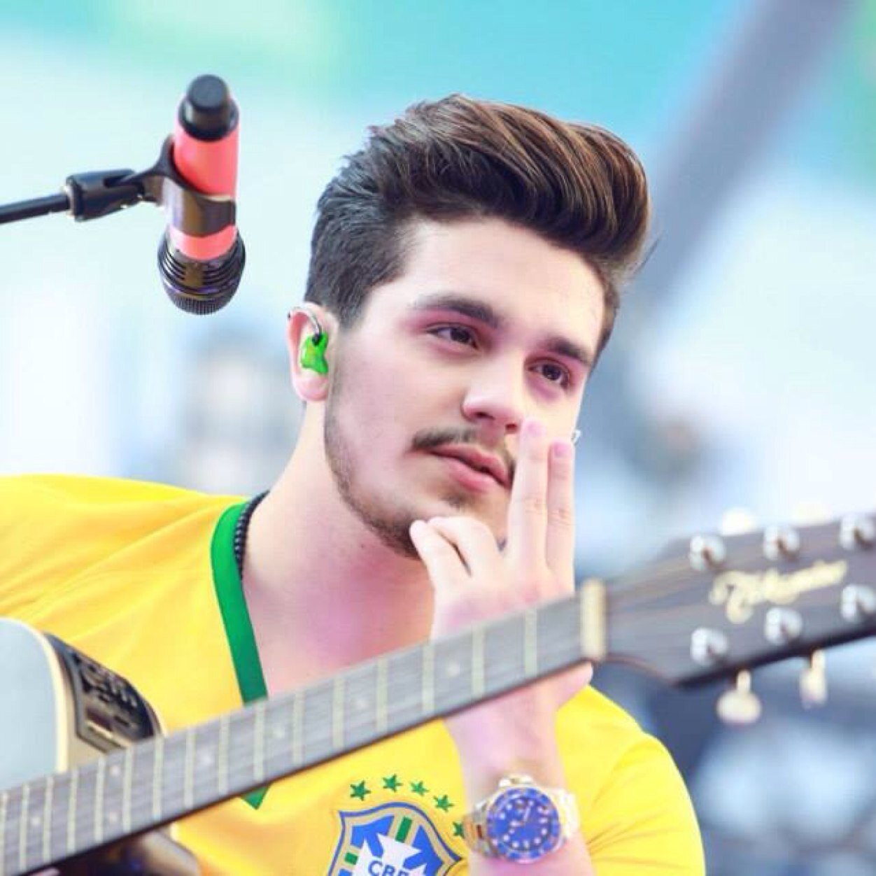 “ Doces palavras embaladas pelo som do violão foram suficientes, para fazer com que eu me apaixonasse por você.'' @luansantana