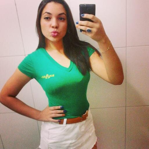 Estudante, Solteira
Paixões : familia e Amigos, Academia e Volei  
Snap : palomazevedo
Insta: @palominha_123 sigam