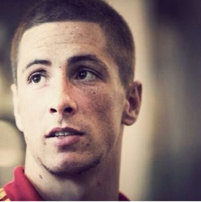 Mi héroe no lleva capa mi héroe lleva unas botas de fútbol y un (1) 9 a la espalda. Fernando José Torres Sanz.