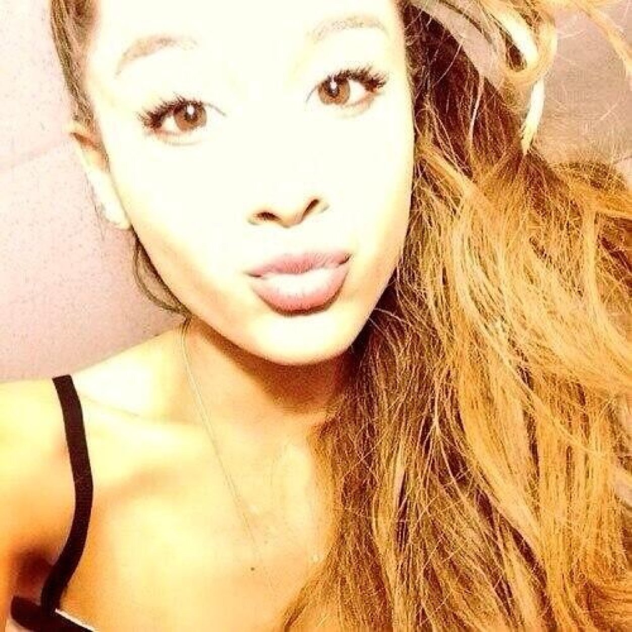 Im a ariananator if u follow my fan page I will follow u bk asap!!! :)