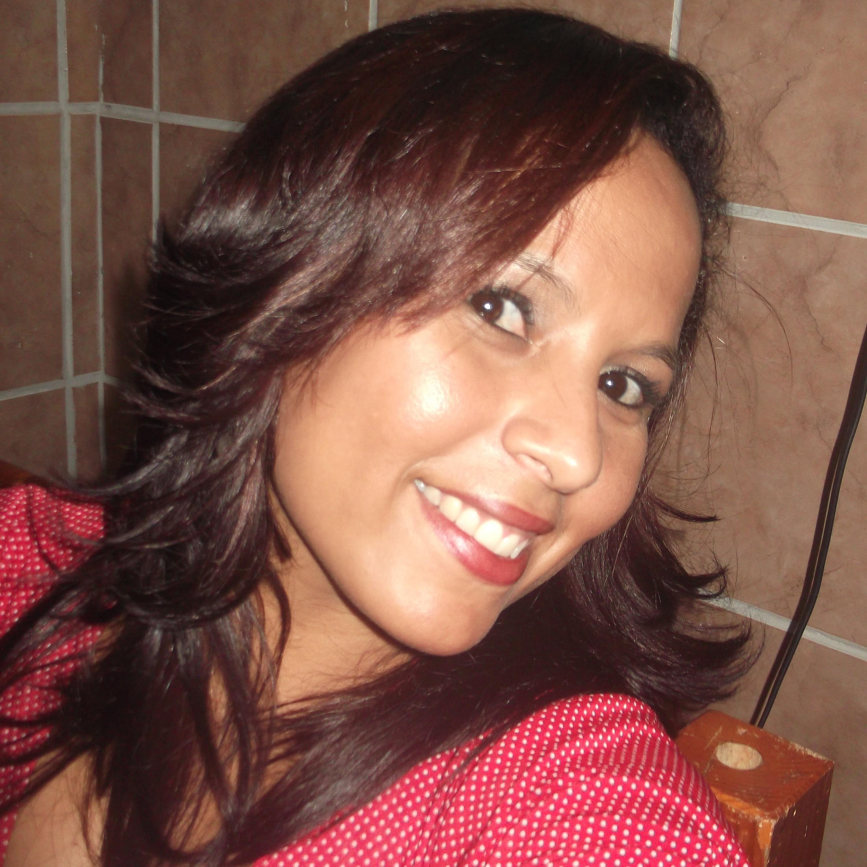 Sou um ser humano, em constantes mudanças internas e externas, sempre buscando o aperfeiçoamento delas.