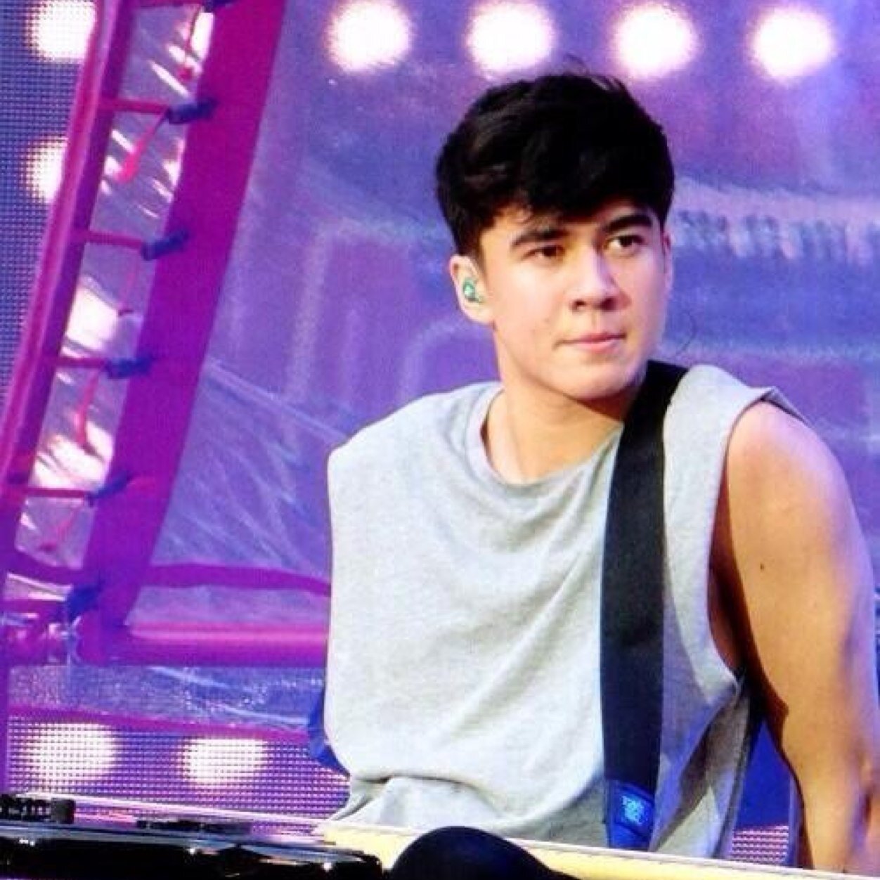 Please follow @ACDCLlFFORD ily ⭐️