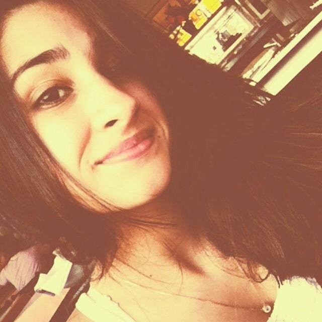 Sou tímida, chata, feliz, irritante, louca, menos perfeita.