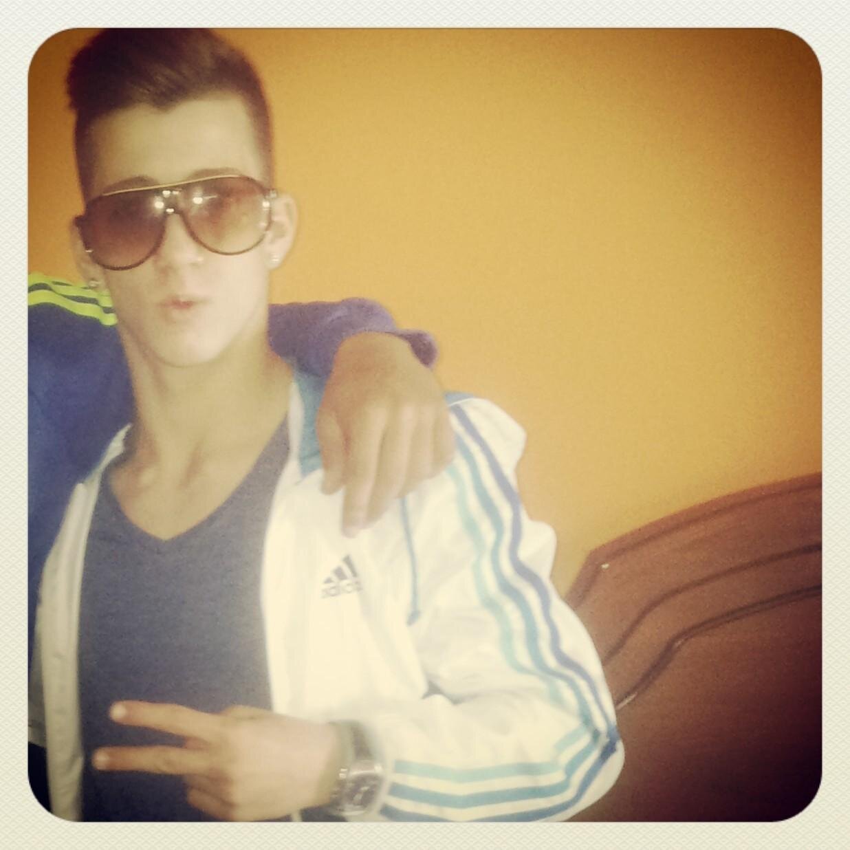 17.Rubiasco, cariñoso y amigo de mis amigos. Mi niña? lo mejor de mi vida ; BRENDA EZQUER :$