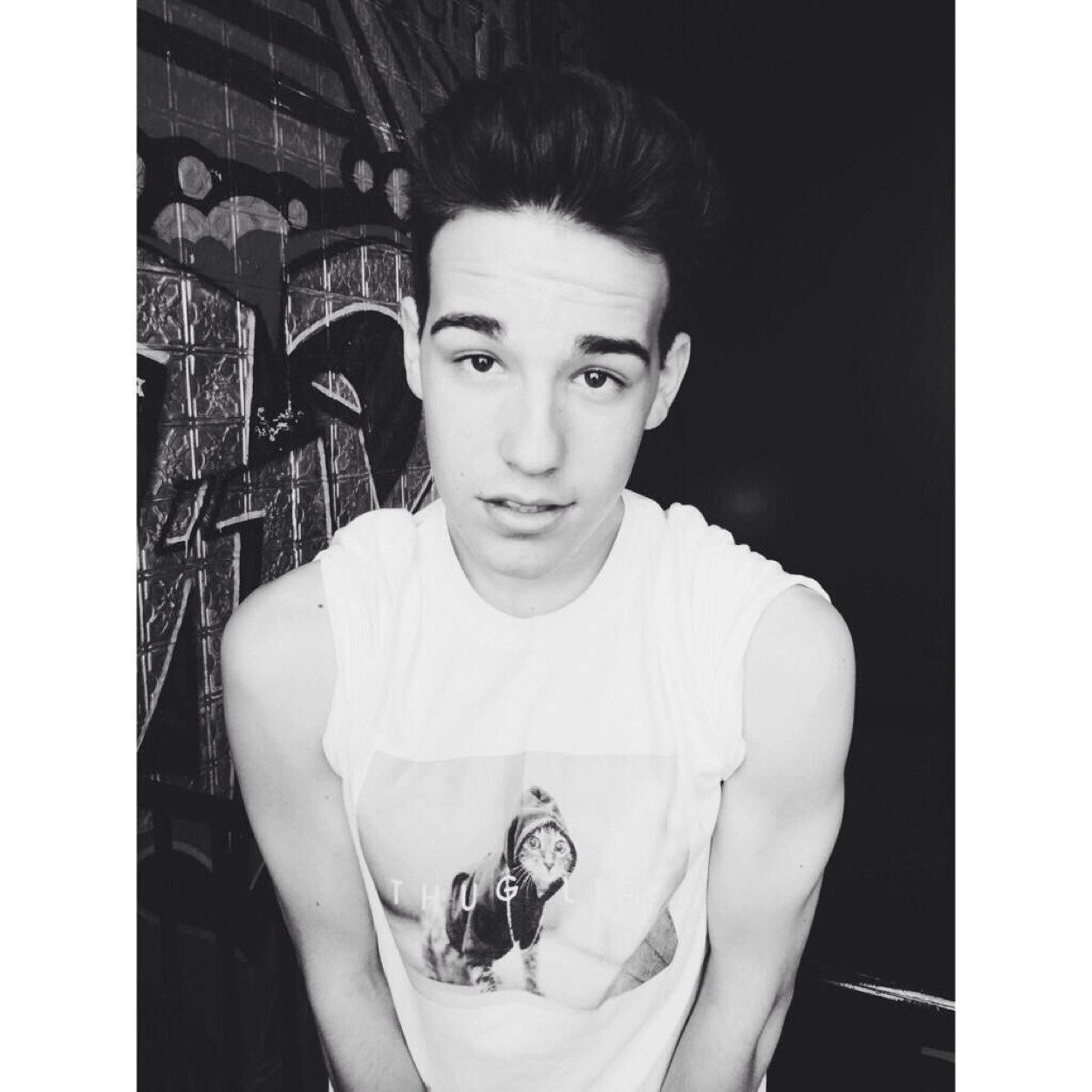HI LOVE!. PLEASE GO FOLLOW @fanniesmoke ✌️PLS