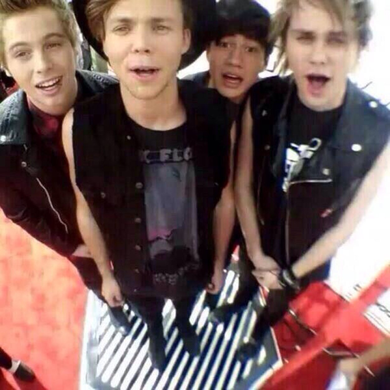 'VAS HAPPENIN' im an original Louis girl! Luke hemmings is my favourite 5sos boy and yeah i like famous boys ♡