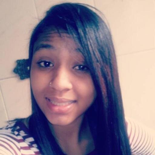18 anos  , extrovertida  , meia loca rs  , Namorando 3 , e é isso  *-*   Follow me ;)