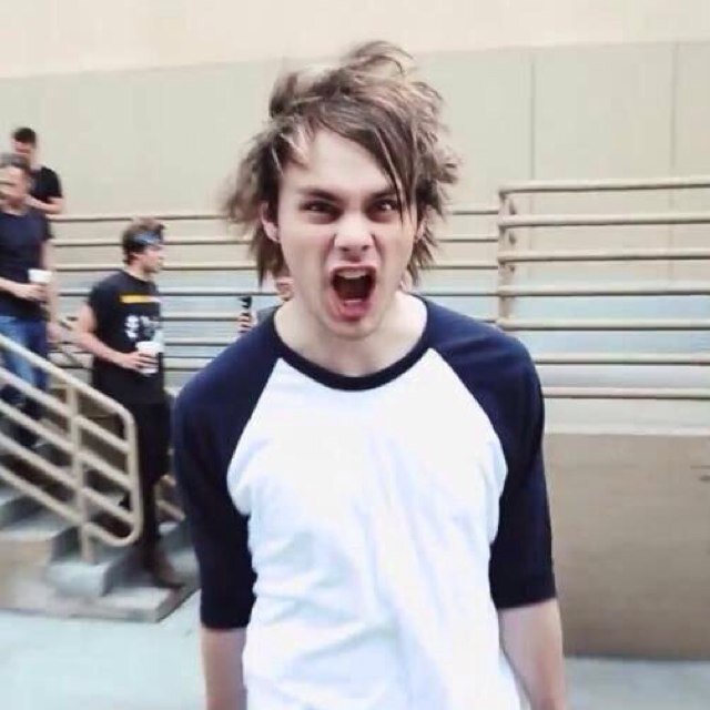Follow @ww_5sos and @1D_dreamheroes and if u want @shawshaw1234 @ww_5sos @ww_5sos @ww_5sos