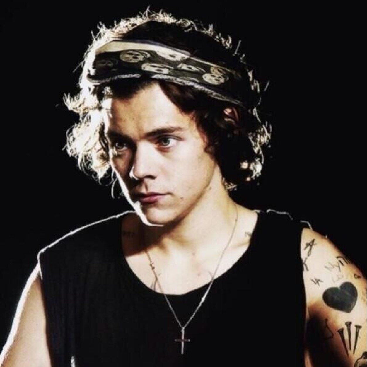 Hiii !! Do not follow me here ! Follow me at @chilloutnarry ! Follow back ALWAYS !!