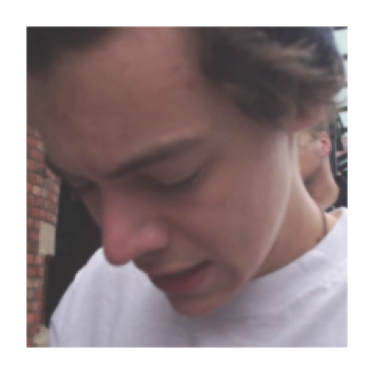if you're reading this tweet me a picture of harry's hands