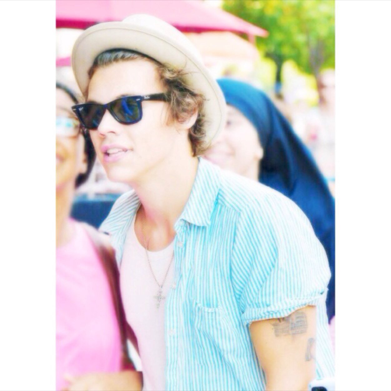FOLLOW @tomlinsondisse JUST KEEPING FOR HER FOLLOW FOLLOW FOLLOW