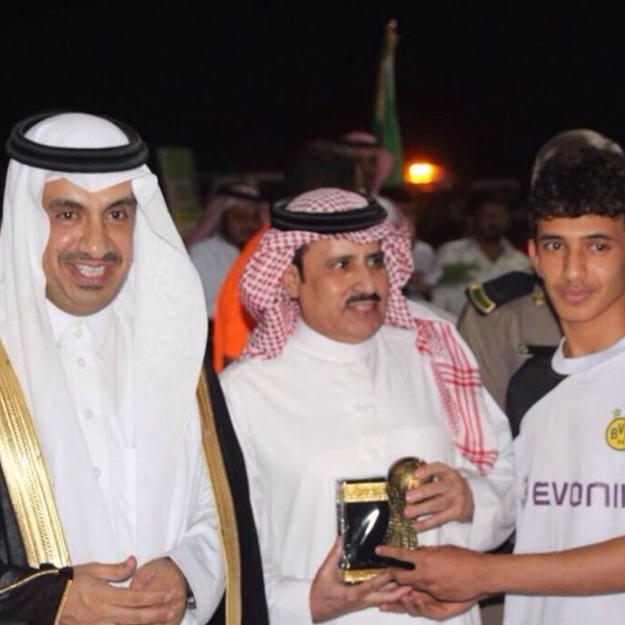 لاعب نادي العين ، العمر ٢١ سنة، في جامعة الباحة ، من عشاق الاهلي والبرشا، لاإله الا انت سبحانك اني كنت من الظالمين