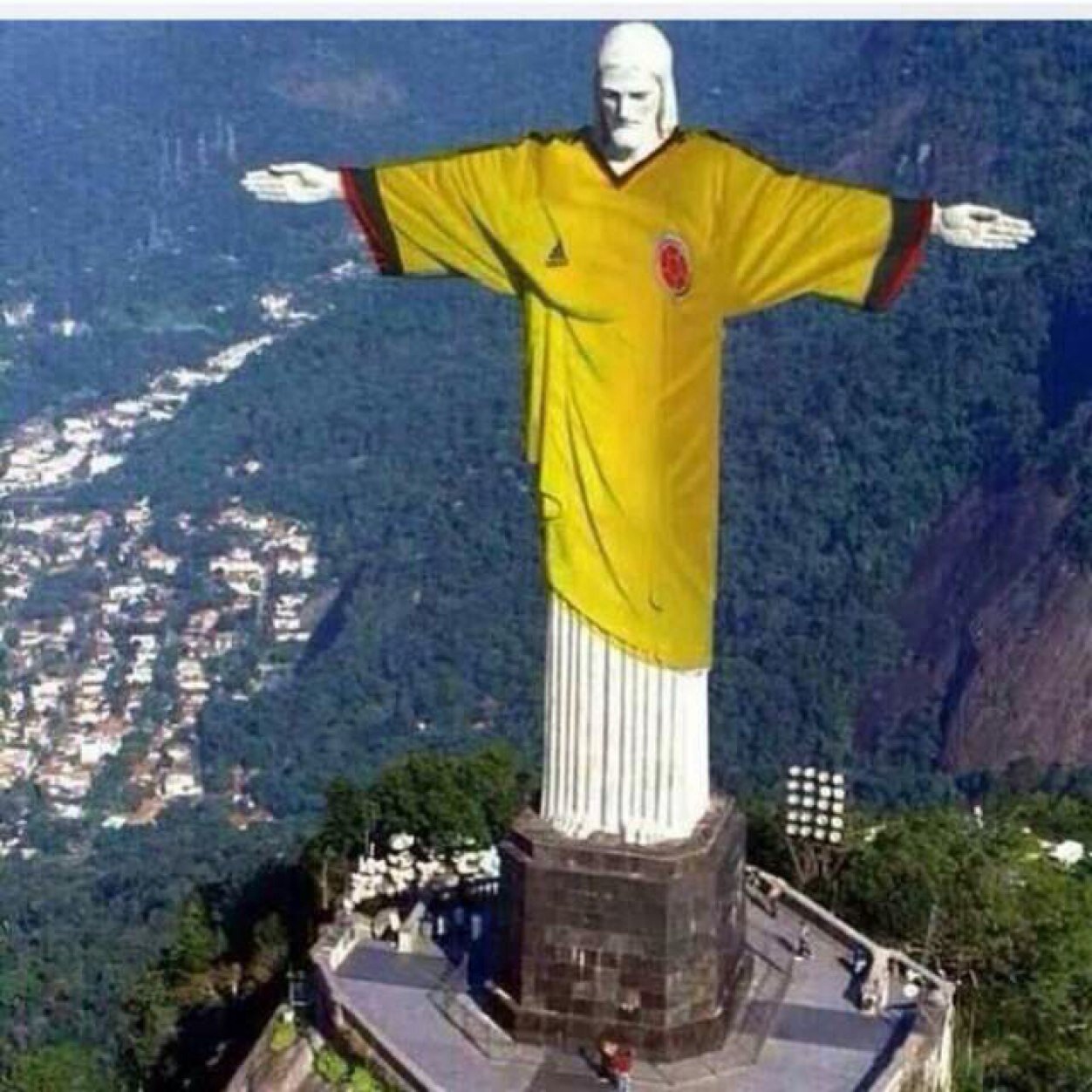 soy futbolista, me gusta cantar, soy soltero