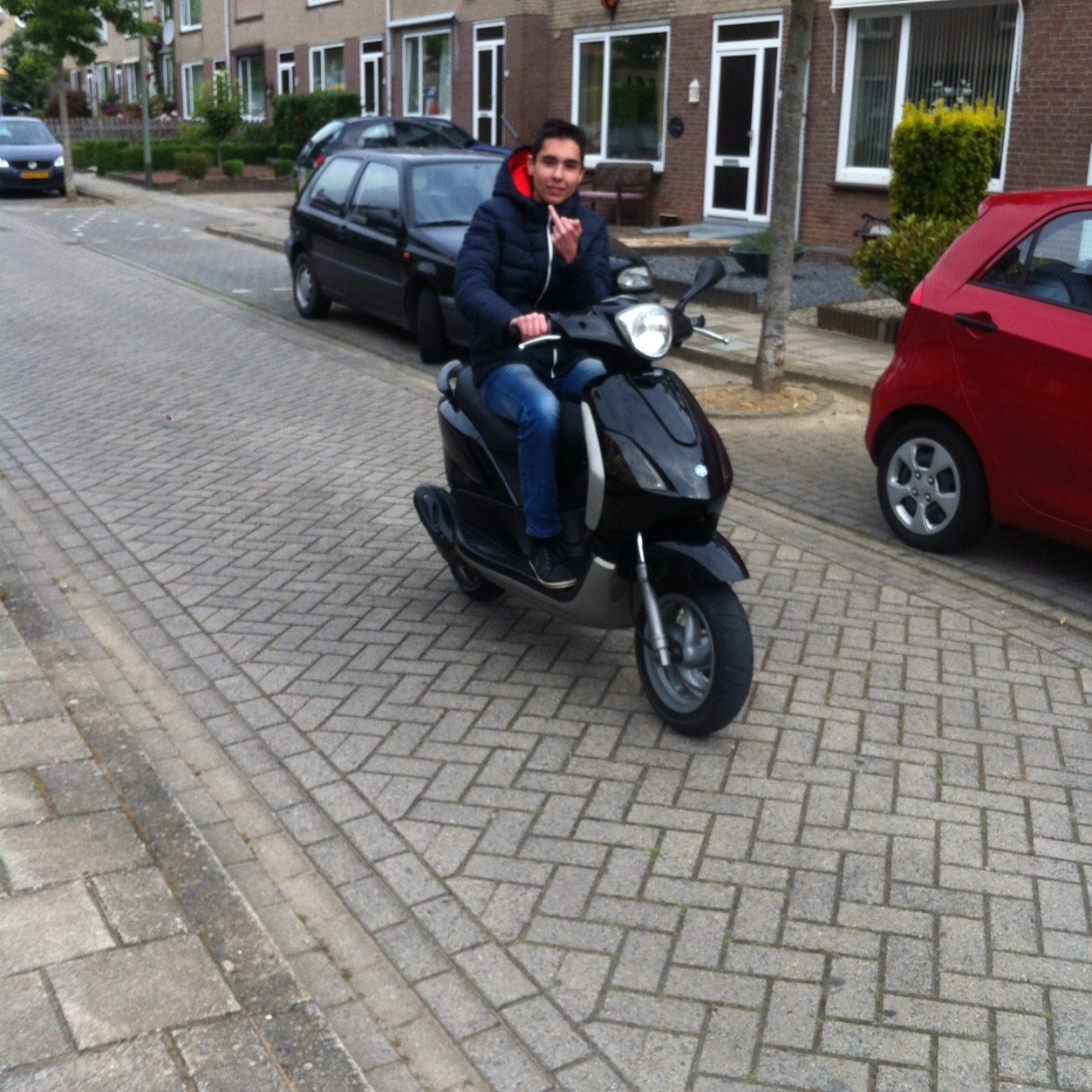Vb Block , Limburg zuid , baksteen door je ruit